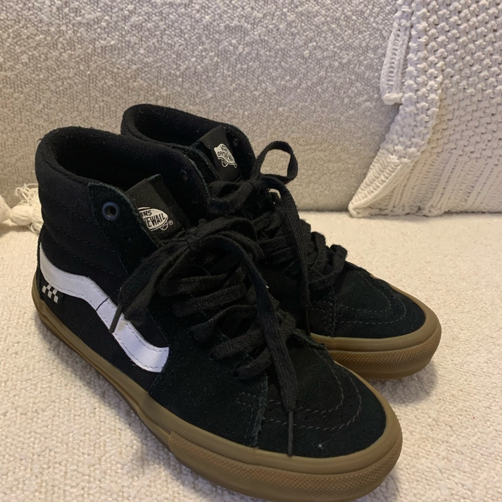 Men’s size 6 high top suede vans - great condition